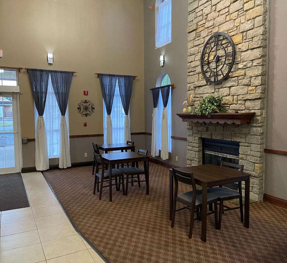 The Woodridge Inn Connersville Exterior photo
