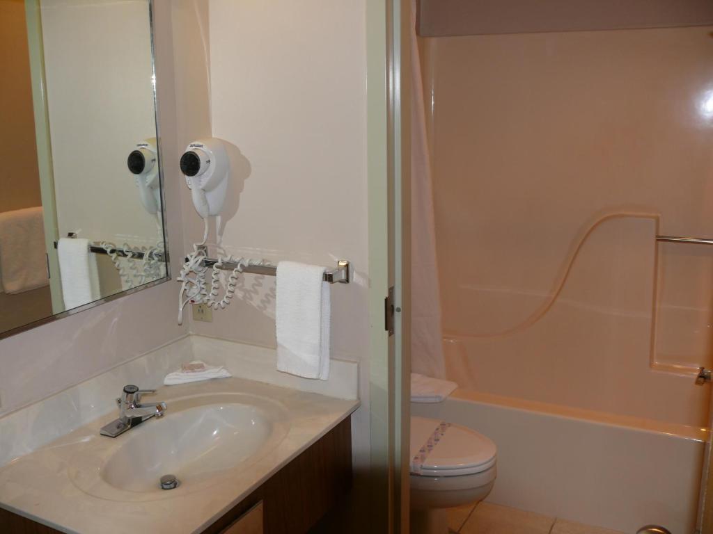 The Woodridge Inn Connersville Room photo